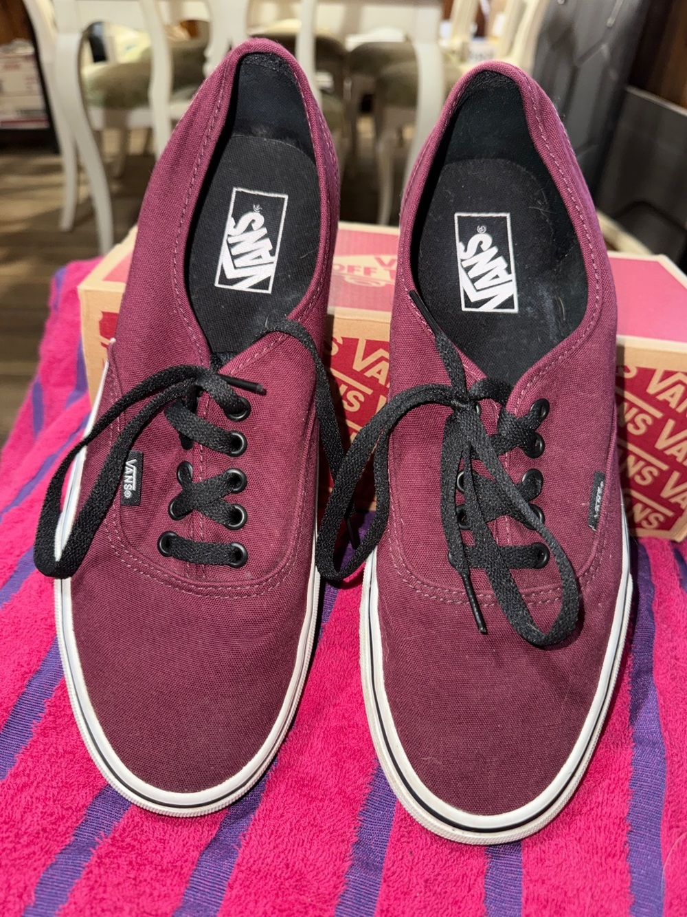 Men’s Vans Burgundy Canvas Low-Top Sneakers with Black Laces size 10.5